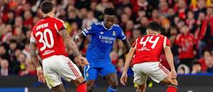 Krídelník Realu Madrid Vinicius Júnior (uprostred) proti dvom hráčom Benficy v zápase SL Benfica vs. Real Madrid CF v rámci 1. zápasu predkola osemfinále Ligy majstrov UEFA 2025/2026