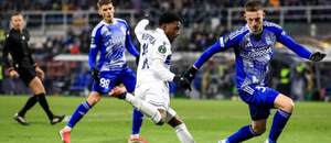 Slovenský obranca Olomouca Matúš Malý (vpravo) sa snaží zastaviť akciu útočníka Lausanne Nathana Butlera-Oyedejiho počas 1. prvého zápasu SK Sigma Olomouc vs. FC Lausanne-Sport v rámci predkola osemfinále Konferenčnej ligy UEFA 2025/2026