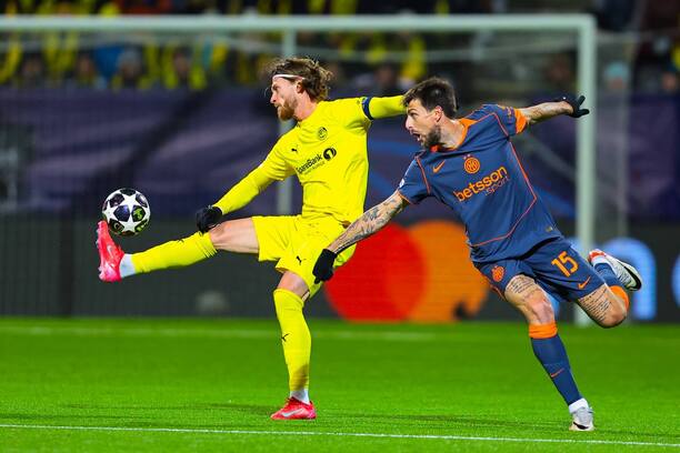 Zľava útočník Bodo/Glimt Kasper Hogh a obranca Interu Francesco Acerbi počas prvého zápasu FK Bodo/Glimt vs. Inter Miláno v rámci predkola osemfinále Ligy majstrov 2025/2026