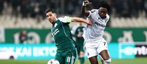 Zľava ofenzívny záložník Panathinaikosu Anastasios Bakasetas v súboji s útočníkom Plzne Salimom Fagom Lawalom v prvom zápase Panathinaikos FC vs. FC Viktoria Plzeň v rámci predkola osemfinále Európskej ligy UEFA 2025/2026
