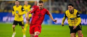 Záložník Bayernu Joshua Kimmich (v strede) počas zápasu Borussia Dortmund vs. Bayern Mníchov v rámci 12. kola nemeckej Bundesligy 2024/25