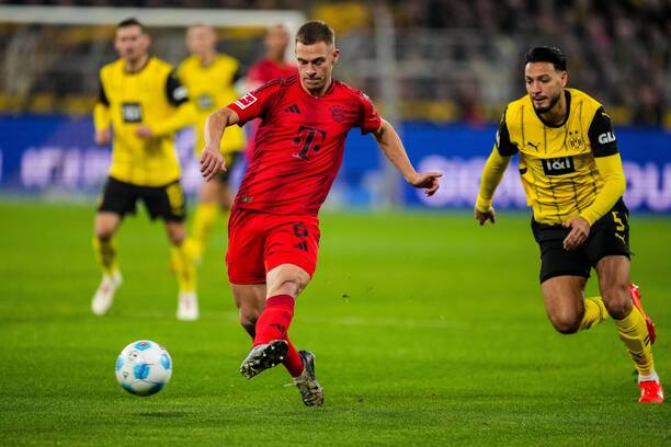 Záložník Bayernu Joshua Kimmich (v strede) počas zápasu Borussia Dortmund vs. Bayern Mníchov v&nbsp;rámci 12. kola nemeckej Bundesligy 2024/25