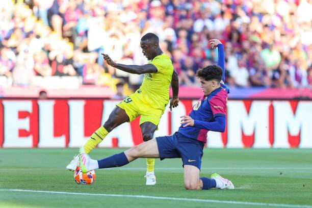 Zľava krídelník Villarrealu Nicolas Pépé a&nbsp;obranca Barcelony Pau Cubarsí počas zápasu FC Barcelona vs. Villarreal CF v&nbsp;37. kole španielskej La Ligy 2024/25