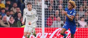 Vľavo pri lopte záložník Realu Federico Valverde počas zápasu Real Madrid CF vs. Getafe CF v rámci 15. kola La Ligy 2024/2025