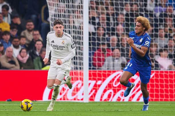 Vľavo pri&nbsp;lopte záložník Realu Federico Valverde počas zápasu Real Madrid CF vs. Getafe CF v&nbsp;rámci 15. kola La Ligy 2024/2025