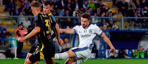 Ľavý obranca Interu Carlos Augusto (v bielom) pri svojom streleckom pokuse v zápase Como 1907 vs. Inter Miláno v rámci 38. kola talianskej Serie A 2024/25