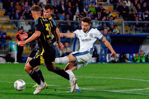 Ľavý obranca Interu Carlos Augusto (v bielom) pri&nbsp;svojom streleckom pokuse v&nbsp;zápase Como 1907 vs. Inter Miláno v&nbsp;rámci 38. kola talianskej Serie A 2024/25