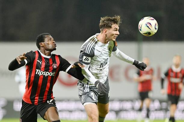 Zľava útočník Trnavy Abdulrahman Taiwo a&nbsp;obranca Podbrezovej Filip Mielke počas zápasu FK Železiarne Podbrezová vs. FC Spartak Trnava v&nbsp;rámci 10. kola Niké ligy 2025/26