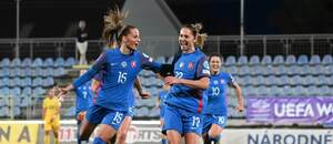 Tamara Morávková a Mária Mikolajová oslavujú gól do siete Rumunska.