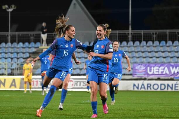 Tamara Morávková a Mária Mikolajová oslavujú gól do siete Rumunska.