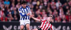 Zľava obranca Realu Sociedad Jon Mikel Aramburu a krídelník Bilbaa Robert Navarro počas prvého zápasu Athletic Bilbao vs. Real Sociedad v semifinále Copa del Rey 2025/2026