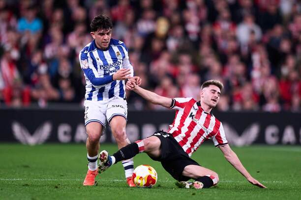 Zľava obranca Realu Sociedad Jon Mikel Aramburu a&nbsp;krídelník Bilbaa Robert Navarro počas prvého zápasu Athletic Bilbao vs. Real Sociedad v&nbsp;semifinále Copa del Rey 2025/2026
