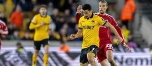 V popredí zľava záložník Wolverhamptonu André atakovaný útočníkom Liverpoolu Hugom Ekitikém počas zápasu Wolverhampton Wanderers vs. Liverpool FC v rámci 29. kola Premier League 2025/2026