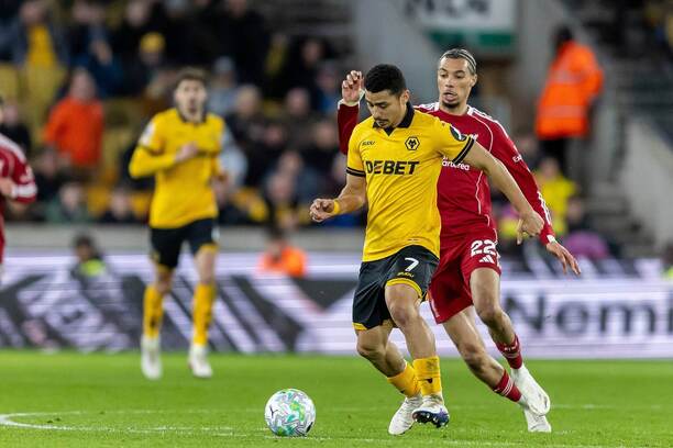 V popredí zľava záložník Wolverhamptonu André atakovaný útočníkom Liverpoolu Hugom Ekitikém počas zápasu Wolverhampton Wanderers vs. Liverpool FC v&nbsp;rámci 29. kola Premier League 2025/2026