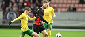 V súboji o loptu zľava obranca Žiliny Timotej Hranica a záložník Žiliny Miloš Kratochvíl počas zápasu FC Spartak Trnava vs. MŠK Žilina v rámci 20. kola základnej časti Niké ligy 2025/2026