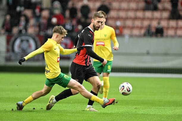V súboji o loptu zľava obranca Žiliny Timotej Hranica a záložník Žiliny Miloš Kratochvíl počas zápasu FC Spartak Trnava vs. MŠK Žilina v rámci 20. kola základnej časti Niké ligy 2025/2026