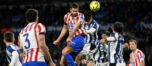 Hlavičkový súboj obrancov v podaní Dávida Hancka (Atlético) a Jona Aramburu (Real Sociedad) počas zápasu Real Sociedad vs. Atlético de Madrid v 18. kole španielskej Primera División 2025/2026