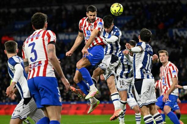 Hlavičkový súboj obrancov v&nbsp;podaní Dávida Hancka (Atlético) a&nbsp;Jona Aramburu (Real Sociedad) počas zápasu Real Sociedad vs. Atlético de Madrid v&nbsp;18. kole španielskej Primera División 2025/2026