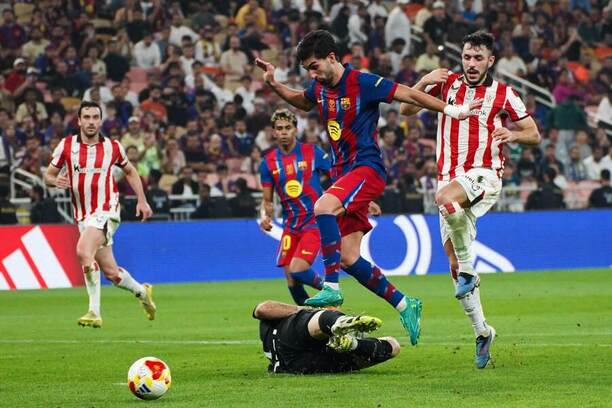 Ferran Torres (Barcelona) útočí na&nbsp;bránku Bilbaa.