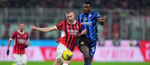 Zľava obranca AC Miláno Strahinja Pavlović a útočník Interu Marcus Thuram v súboji o loptu počas zápasu AC Miláno vs. Inter Miláno v rámci 23. kola talianskej Serie A 2024/2025