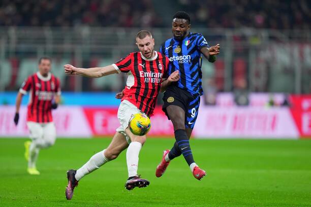 Zľava obranca AC Miláno Strahinja Pavlović a&nbsp;útočník Interu Marcus Thuram v&nbsp;súboji o&nbsp;loptu počas zápasu AC Miláno vs. Inter Miláno v&nbsp;rámci 23. kola talianskej Serie A 2024/2025