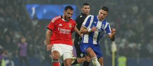 Vangelis Pavlidis (Benfica) a Jan Bednarek (Porto)