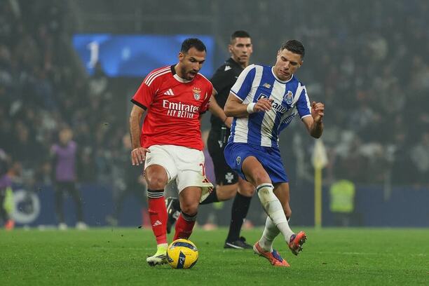 Vangelis Pavlidis (Benfica) a&nbsp;Jan Bednarek (Porto)