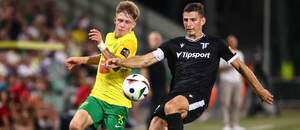 Zľava Timotej Hranica (Žilina) a Jakub Holúbek (Trenčín) v súboji obrancov počas zápasu MŠK Žilina vs. AS Trenčín v rámci 5. kola Niké ligy 2024/2025