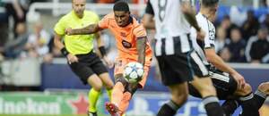 Krídelník Barcelony Marcus Rashford (uprostred) pri jednom z jeho streleckých pokusov počas zápasu Newcastle United vs. FC Barcelona v 1. kole ligovej fázy Ligy majstrov UEFA 2025/2026