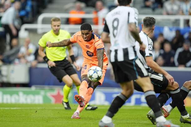 Krídelník Barcelony Marcus Rashford (uprostred) pri jednom z jeho streleckých pokusov počas zápasu Newcastle United vs. FC Barcelona v 1. kole ligovej fázy Ligy majstrov UEFA 2025/2026