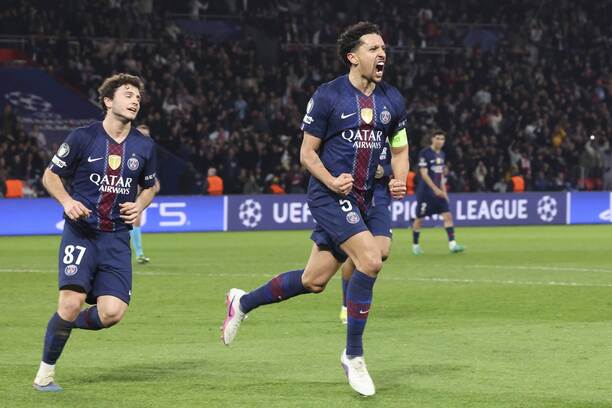 Gólová radosť hráčov PSG – zľava Joao Neves a Marquinhos – počas odvetného zápasu Paríž Saint-Germain vs. AS Monaco v rámci šestnásťfinále Ligy majstrov 2025/2026