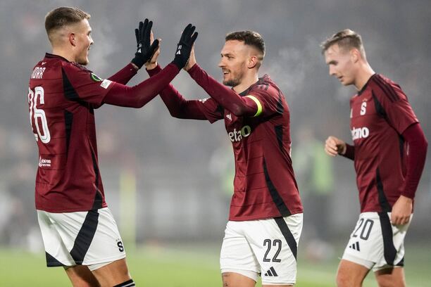 Gólová radosť hráčov Sparty Praha, zľava Patrik Vydra, Lukáš Haraslín a Sivert Mannsverk počas zápasu AC Sparta Praha vs. FC Aberdeen v ligovej fáze Konferenčnej ligy UEFA 2025/2026