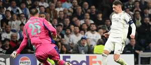 Jeden z troch gólových okamihov záložníka Realu Federica Valverdeho (vpravo) v prvom osemfinálovom zápase Real Madrid vs. Manchester City v Lige majstrov 2025/2026
