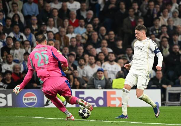 Jeden z troch gólových okamihov záložníka Realu Federica Valverdeho (vpravo) v prvom osemfinálovom zápase Real Madrid vs. Manchester City v Lige majstrov 2025/2026