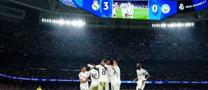 Hráči Realu Madrid oslavujú tretí gól do siete Manchestru City.