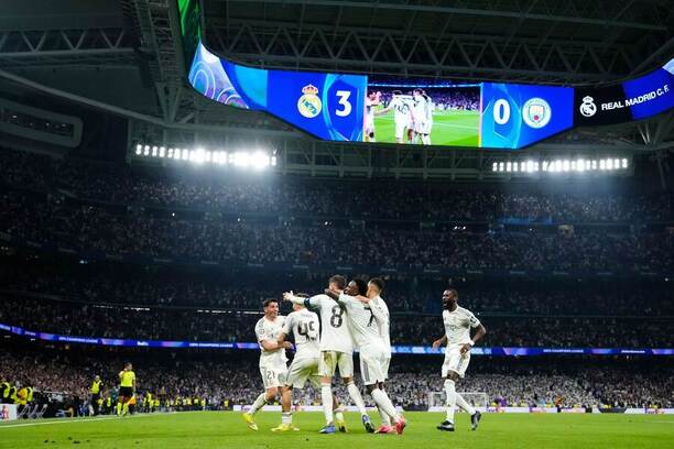 Hráči Realu Madrid oslavujú tretí gól do siete Manchestru City.