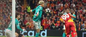 Gólová hlavička defenzívneho stredopoliara Galatasarayu Maria Leminu (vpravo) v prvom zápase osemfinále Ligy majstrov Galatasaray SK vs. Liverpool FC