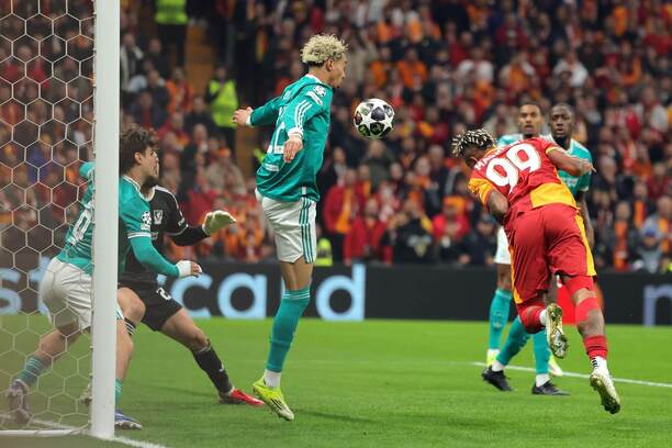 Gólová hlavička defenzívneho stredopoliara Galatasarayu Maria Leminu (vpravo) v prvom zápase osemfinále Ligy majstrov Galatasaray SK vs. Liverpool FC