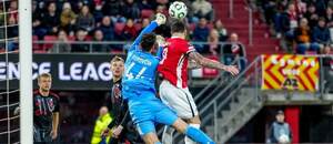 Slovenský brankár Sparty Jakub Surovčík a útočník Alkmaaru Troy Parrott v súboji počas úvodného zápasu osemfinále Konferenčnej ligy 2025/26 AZ Alkmaar vs. AC Sparta Praha