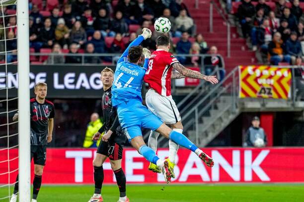 Slovenský brankár Sparty Jakub Surovčík a útočník Alkmaaru Troy Parrott v súboji počas úvodného zápasu osemfinále Konferenčnej ligy 2025/26 AZ Alkmaar vs. AC Sparta Praha
