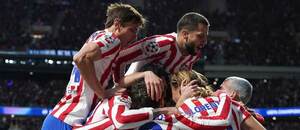 Gólová radosť futbalistov Atlética Madrid (v strede hore Dávid Hancko) počas prvého osemfinálového zápasu Ligy majstrov proti Tottenhamu