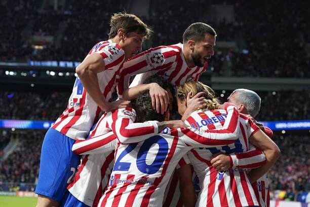 Gólová radosť futbalistov Atlética Madrid (v strede hore Dávid Hancko) počas prvého osemfinálového zápasu Ligy majstrov proti Tottenhamu