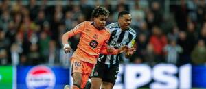 Lamine Yamal (Barcelona) a Joe Willock (Newcastle)