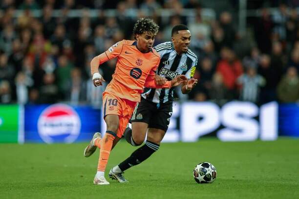 Lamine Yamal (Barcelona) a Joe Willock (Newcastle)