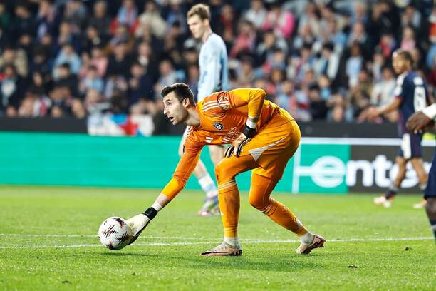 Slovenský brankár Lyonu Dominik Greif počas prvého osemfinálového zápasu proti Celta Vigo