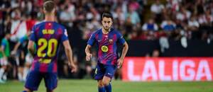Pri lopte obranca Barcelony Eric García, v popredí jeho spoluhráč Dani Olmo počas zápasu Rayo Vallecano vs. FC Barcelona v 3. kole La Ligy 2025/2026