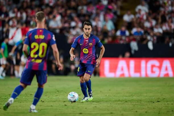 Pri lopte obranca Barcelony Eric García, v&nbsp;popredí jeho spoluhráč Dani Olmo počas zápasu Rayo Vallecano vs. FC Barcelona v&nbsp;3. kole La Ligy 2025/2026