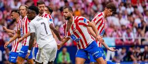 V popredí zľava krídelník Realu Vinicius Júnior a obranca Atlética Dávid Hancko počas zápasu Atlético de Madrid vs. Real Madrid v 7. kole španielskej La Ligy 2025/2026