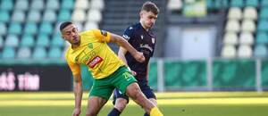 Zľava Kristián Bari (Žilina) a Matúš Kmeť (DAC) v súboji obrancov počas zápasu MŠK Žilina vs. FC DAC 1904 Dunajská Streda v rámci 22. kola základnej časti Niké ligy 2025/26