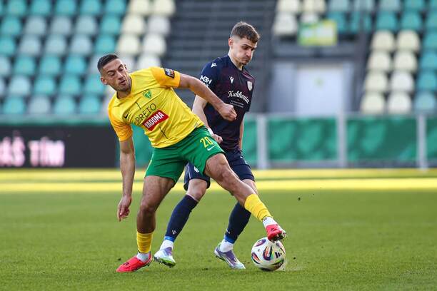 Zľava Kristián Bari (Žilina) a Matúš Kmeť (DAC) v súboji obrancov počas zápasu MŠK Žilina vs. FC DAC 1904 Dunajská Streda v rámci 22. kola základnej časti Niké ligy 2025/26